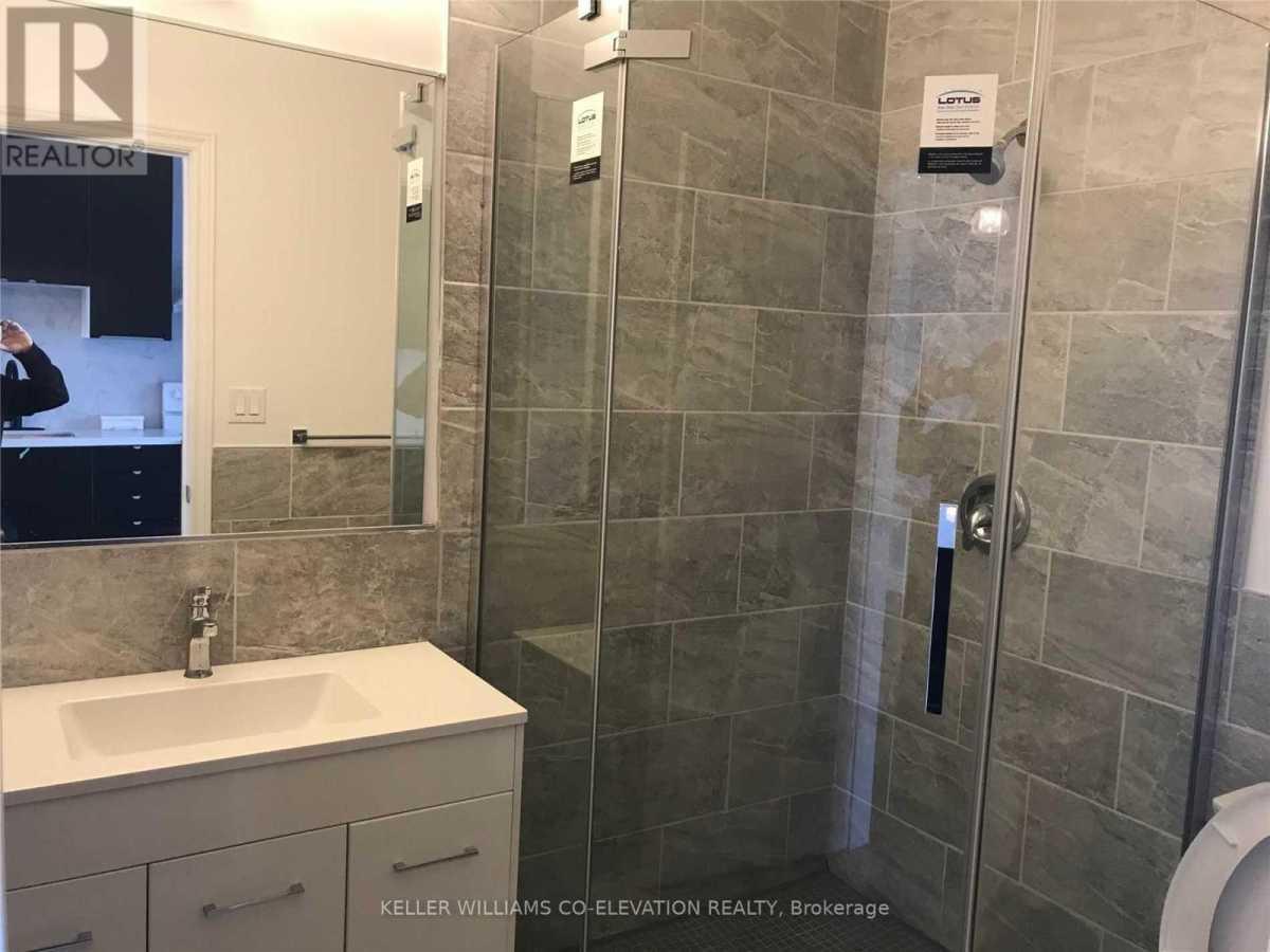 Toronto M6N2J6 | 3+2 Bed 2 Bath | $4,450 Toronto M6N2J6 | 3+2 Bed 2 Bath | $4,450