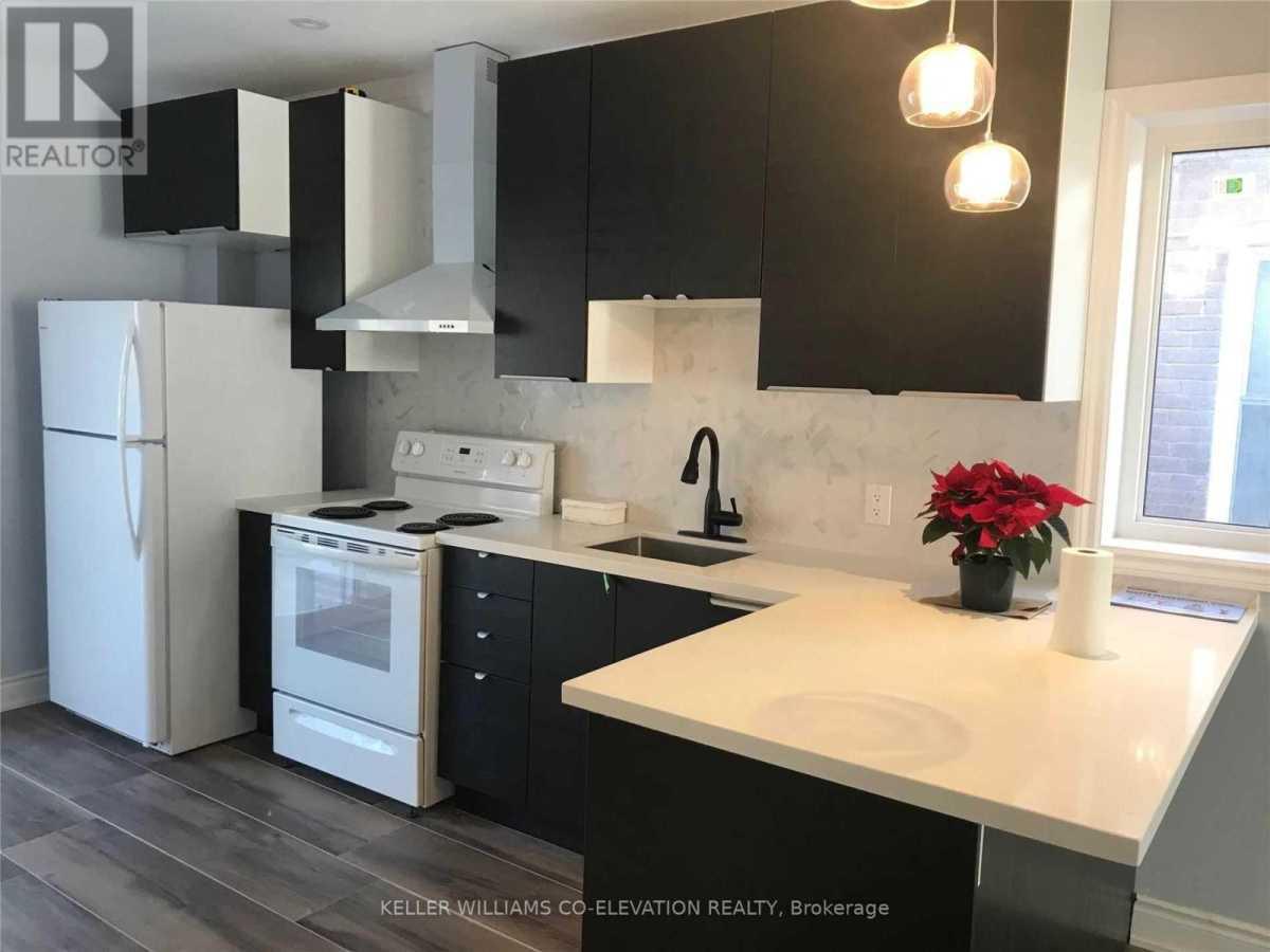 Toronto M6N2J6 | 3+2 Bed 2 Bath | $4,450 Toronto M6N2J6 | 3+2 Bed 2 Bath | $4,450