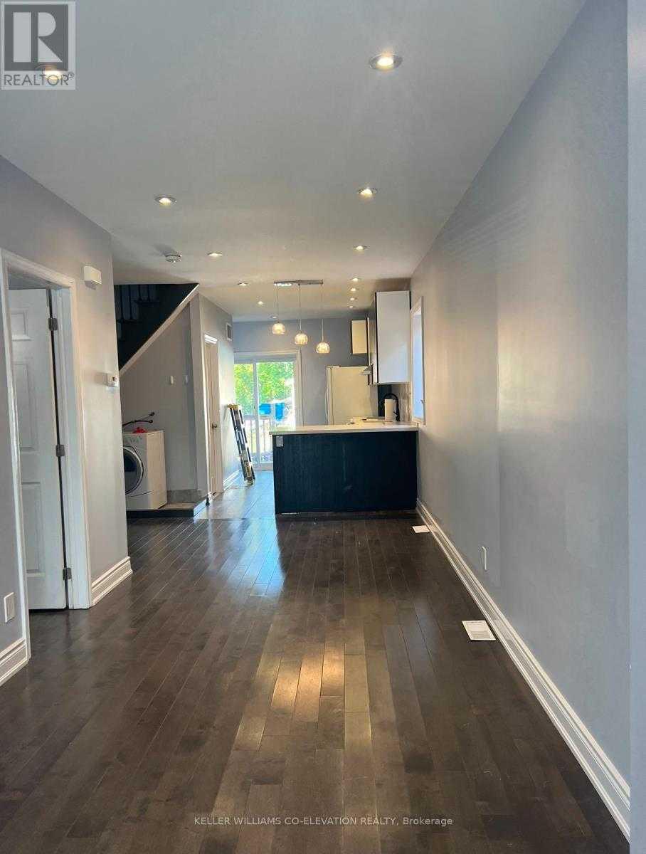 Toronto M6N2J6 | 3+2 Bed 2 Bath | $4,450 Toronto M6N2J6 | 3+2 Bed 2 Bath | $4,450