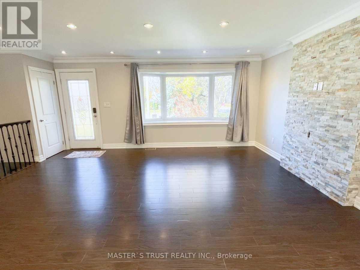 Mississauga L5N1B7 | 3+2 Bed 2 Bath | $3,500 Mississauga L5N1B7 | 3+2 Bed 2 Bath | $3,500