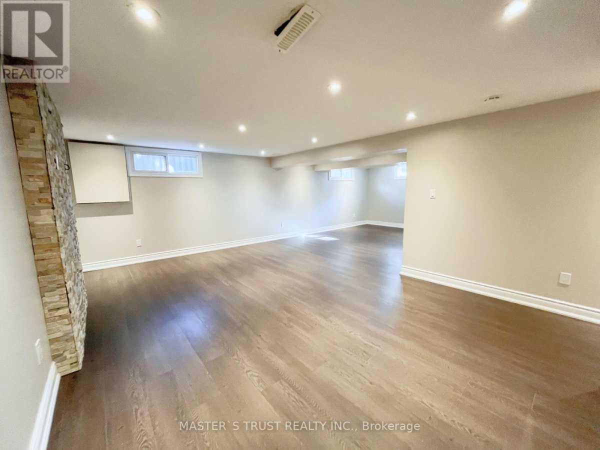 Mississauga L5N1B7 | 3+2 Bed 2 Bath | $3,500 Mississauga L5N1B7 | 3+2 Bed 2 Bath | $3,500