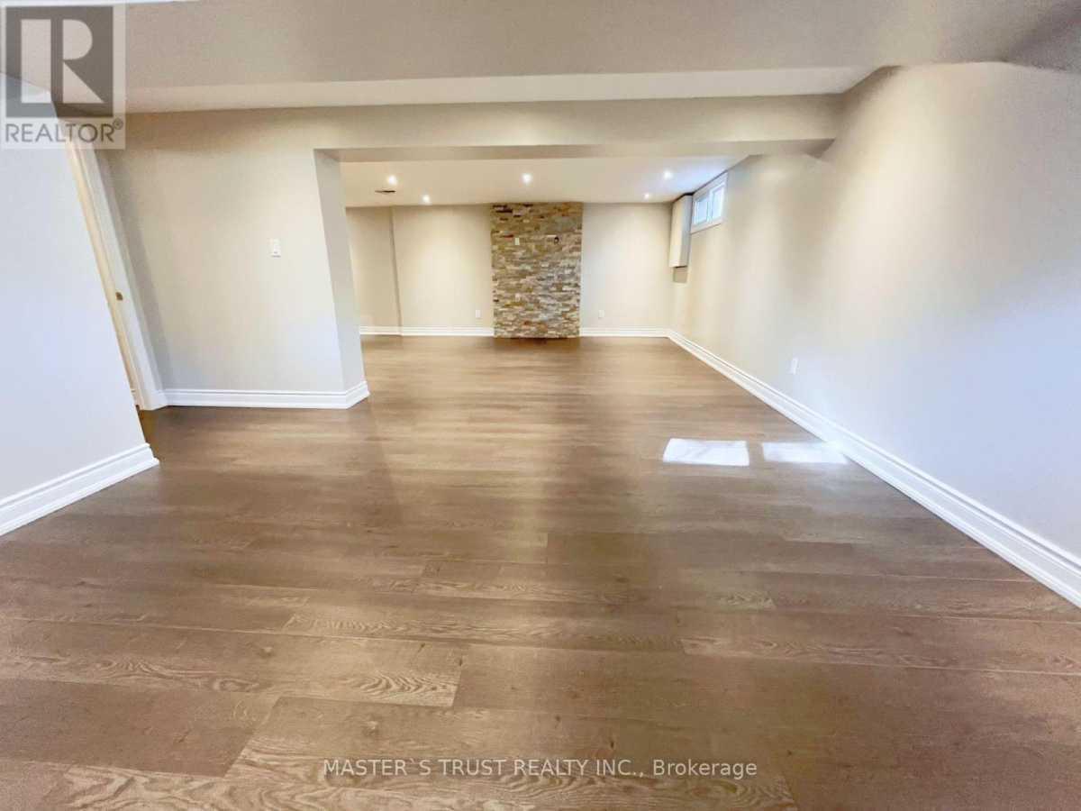 Mississauga L5N1B7 | 3+2 Bed 2 Bath | $3,500 Mississauga L5N1B7 | 3+2 Bed 2 Bath | $3,500