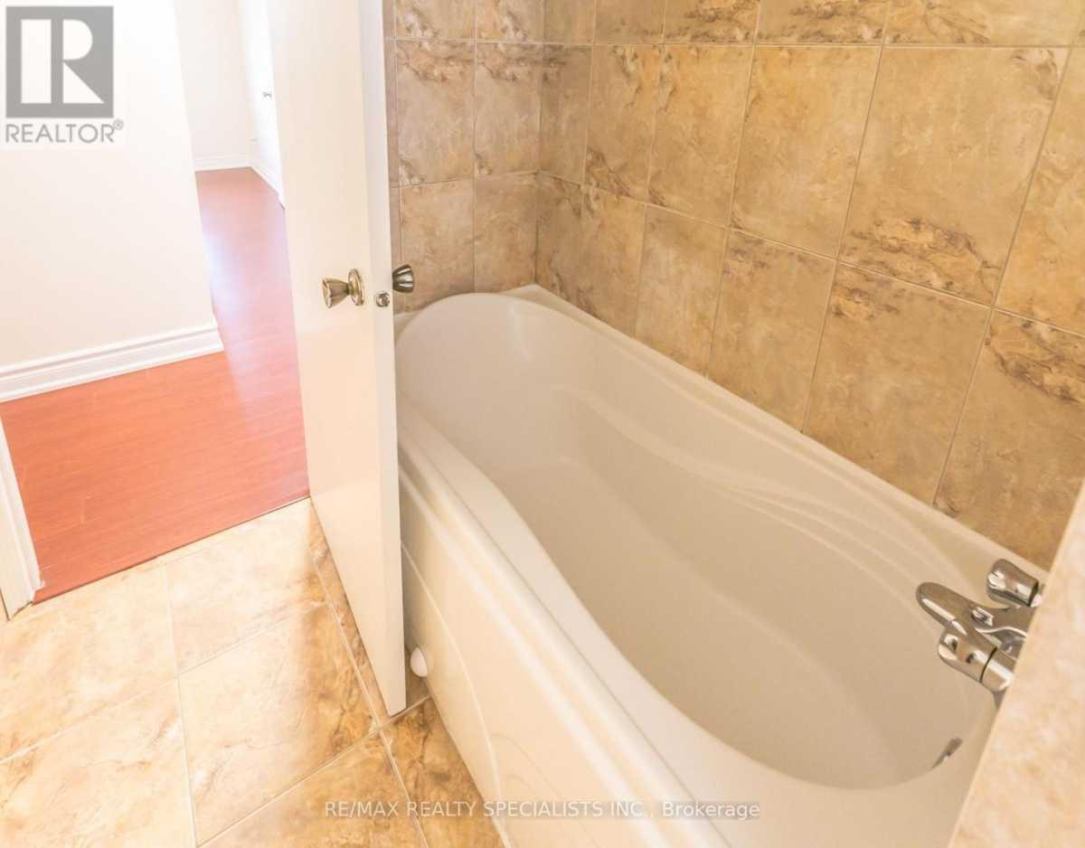 Mississauga L5C3Y37 | 3 Bed 3 Bath | $3,300 Mississauga L5C3Y37 | 3 Bed 3 Bath | $3,300