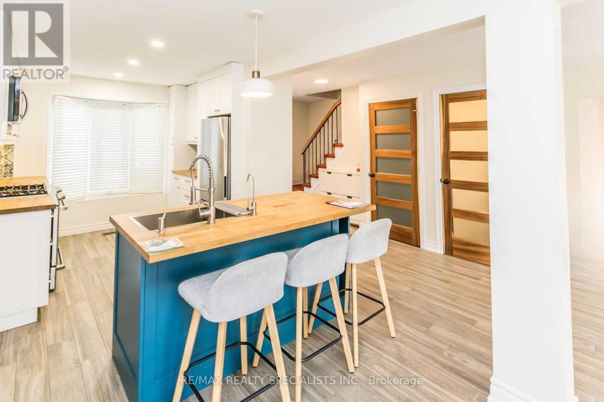 Mississauga L5C3Y37 | 3 Bed 3 Bath | $3,300 Mississauga L5C3Y37 | 3 Bed 3 Bath | $3,300