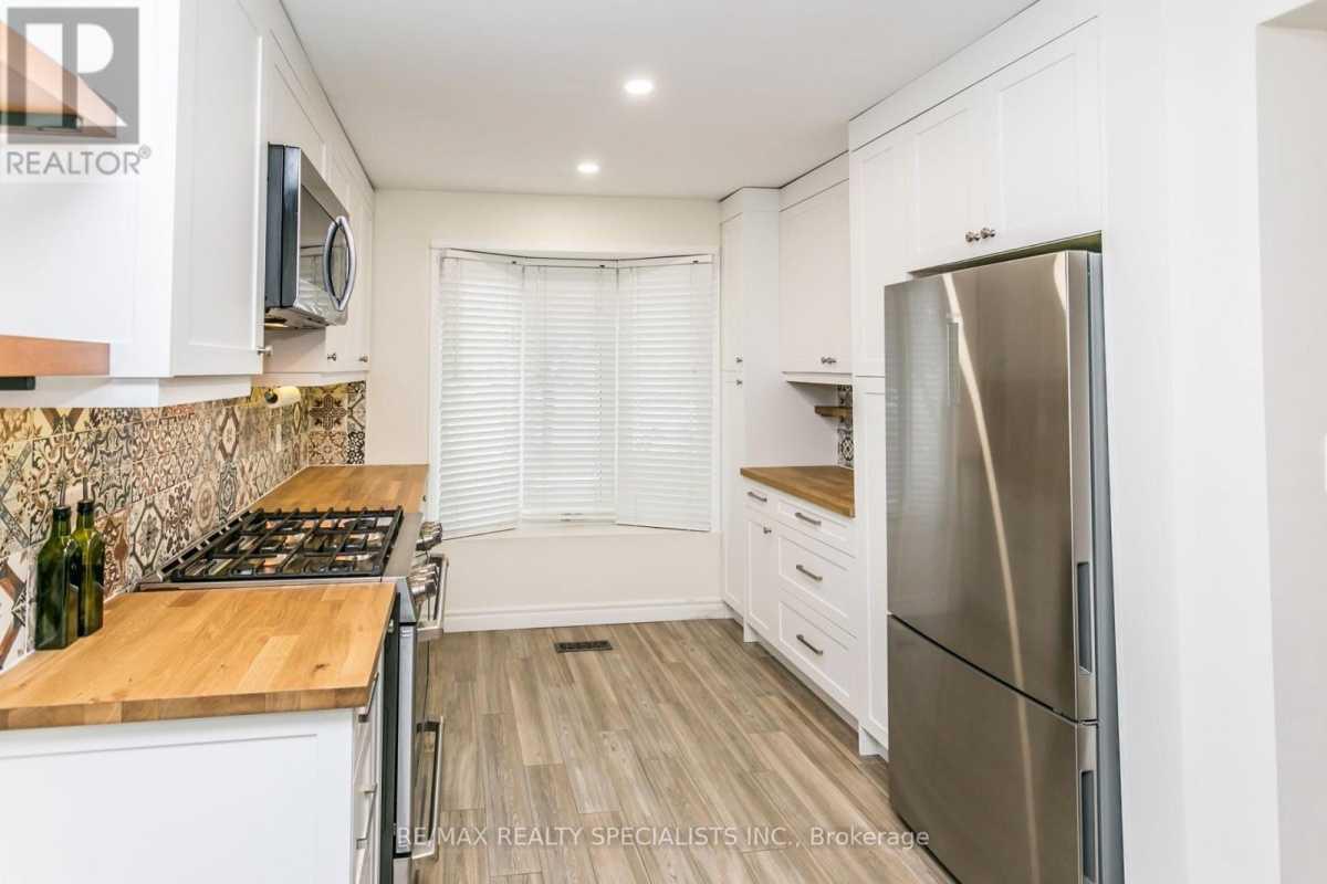 Mississauga L5C3Y37 | 3 Bed 3 Bath | $3,300 Mississauga L5C3Y37 | 3 Bed 3 Bath | $3,300