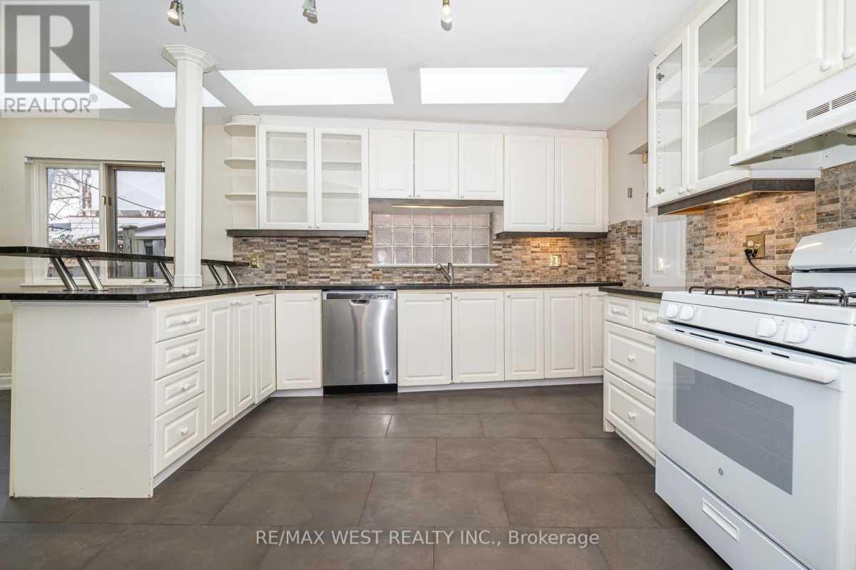 Toronto M3A3J2 | 3+2 Bed 4 Bath | $5,200 Toronto M3A3J2 | 3+2 Bed 4 Bath | $5,200