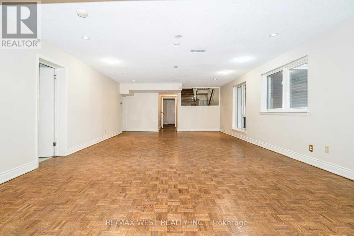 Toronto M3A3J2 | 3+2 Bed 4 Bath | $5,200 Toronto M3A3J2 | 3+2 Bed 4 Bath | $5,200