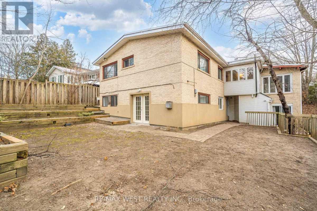 Toronto M3A3J2 | 3+2 Bed 4 Bath | $5,200 Toronto M3A3J2 | 3+2 Bed 4 Bath | $5,200