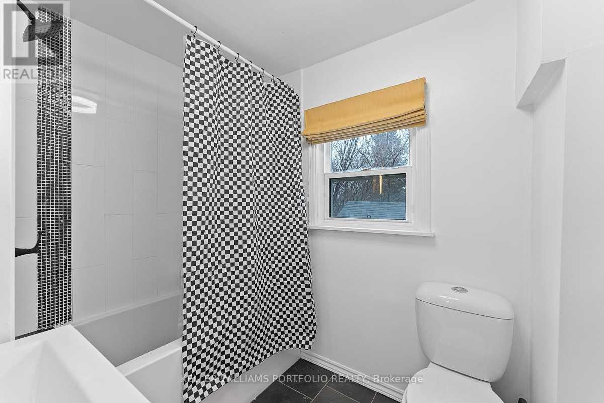 Toronto M4L2Z6 | 3+1 Bed 2 Bath | $4,100 Toronto M4L2Z6 | 3+1 Bed 2 Bath | $4,100