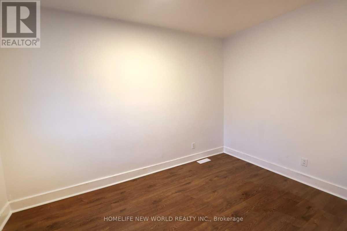 Toronto M6N2P3 | 2+2 Bed 2 Bath | $3,250 Toronto M6N2P3 | 2+2 Bed 2 Bath | $3,250