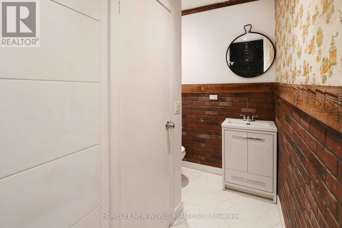Toronto M6N2P3 | 2+2 Bed 2 Bath | $3,250 Toronto M6N2P3 | 2+2 Bed 2 Bath | $3,250