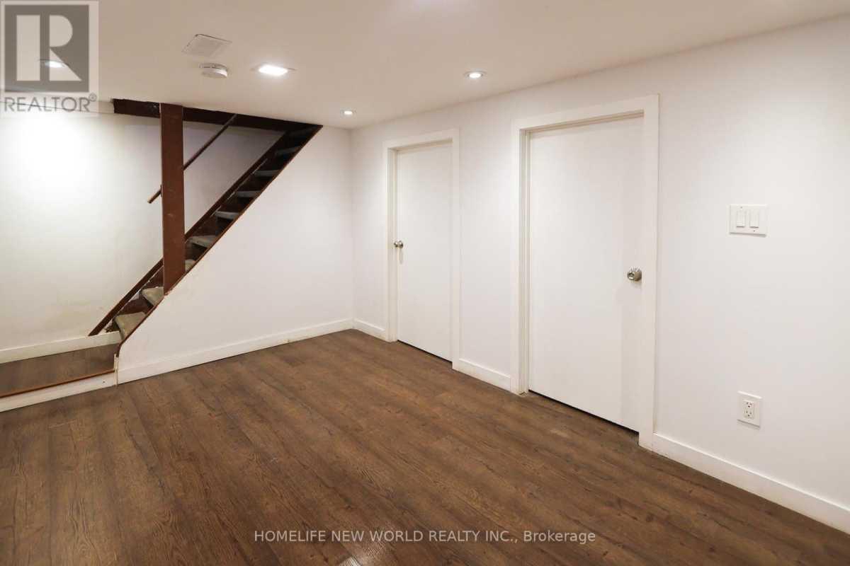 Toronto M6N2P3 | 2+2 Bed 2 Bath | $3,250 Toronto M6N2P3 | 2+2 Bed 2 Bath | $3,250