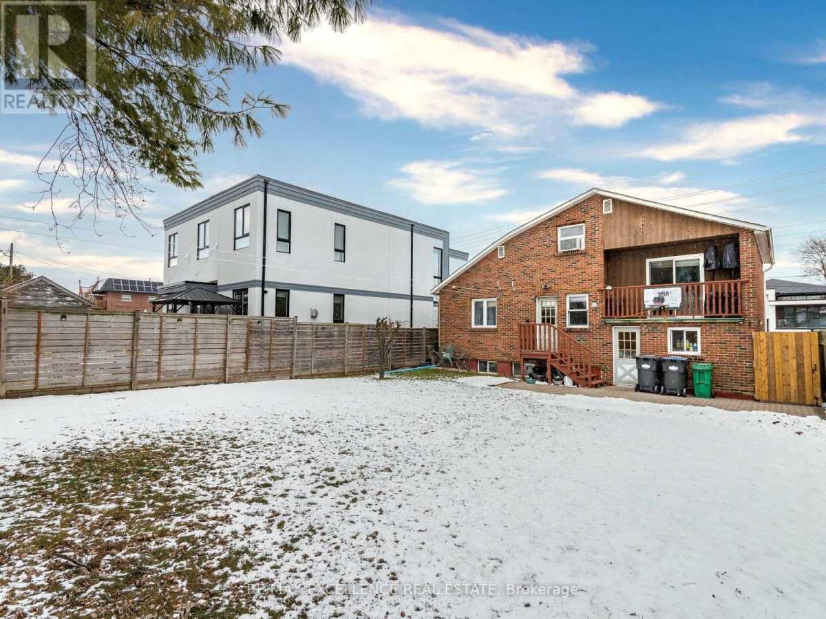 Mississauga L5E2H1 | 3+1 Bed 2 Bath | $3,800 Mississauga L5E2H1 | 3+1 Bed 2 Bath | $3,800