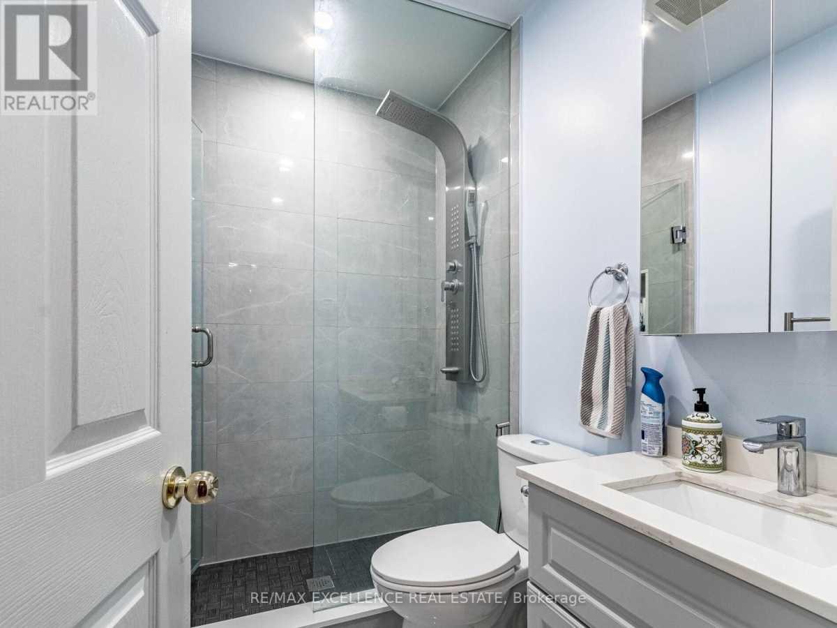 Mississauga L5E2H1 | 3+1 Bed 2 Bath | $3,800 Mississauga L5E2H1 | 3+1 Bed 2 Bath | $3,800