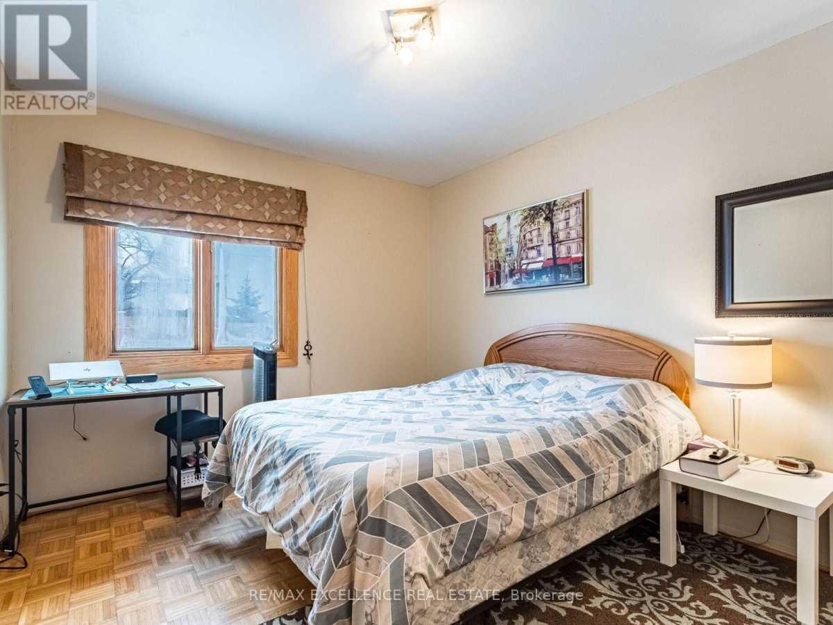 Mississauga L5E2H1 | 3+1 Bed 2 Bath | $3,800 Mississauga L5E2H1 | 3+1 Bed 2 Bath | $3,800