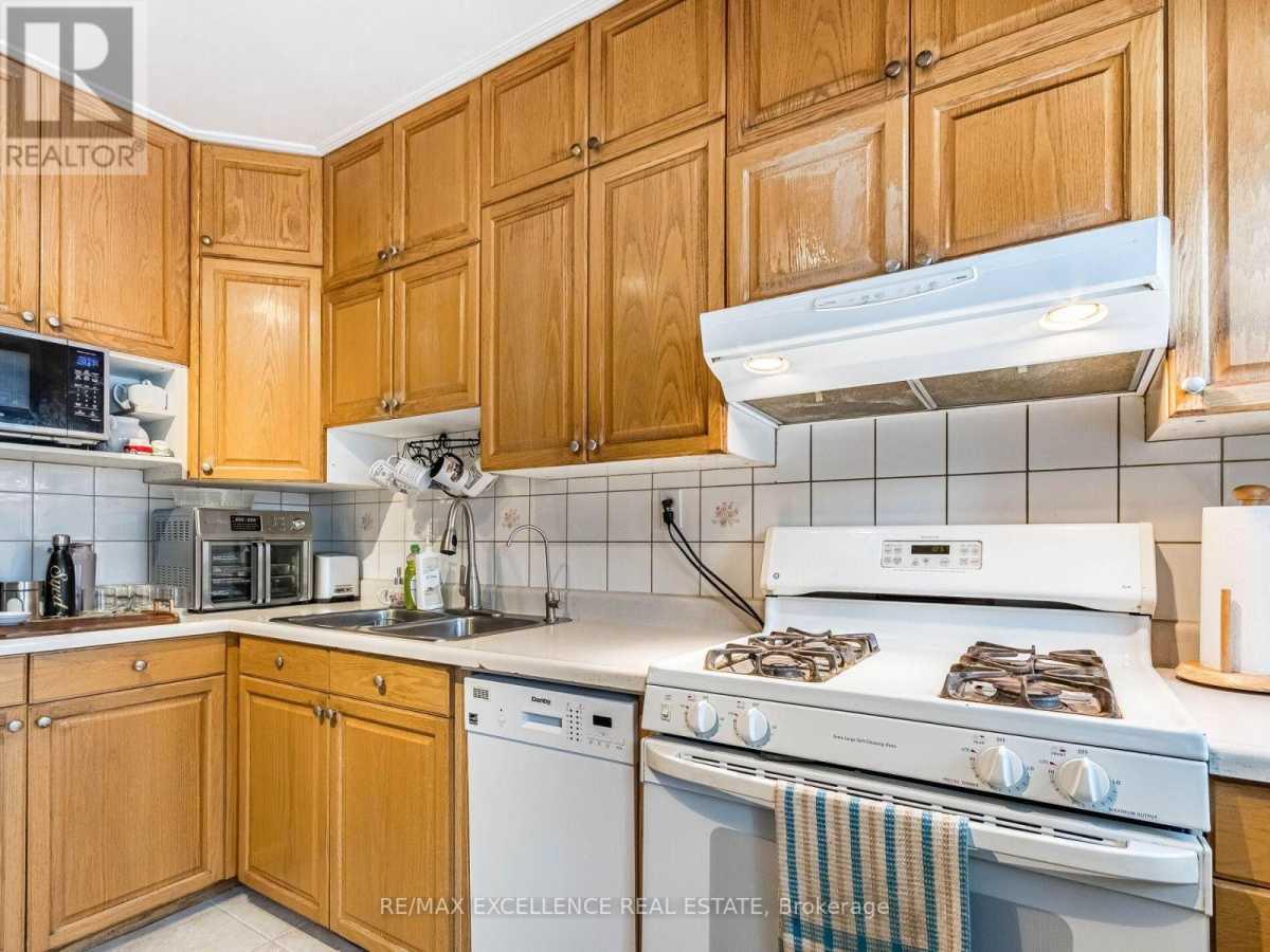 Mississauga L5E2H1 | 3+1 Bed 2 Bath | $3,800 Mississauga L5E2H1 | 3+1 Bed 2 Bath | $3,800