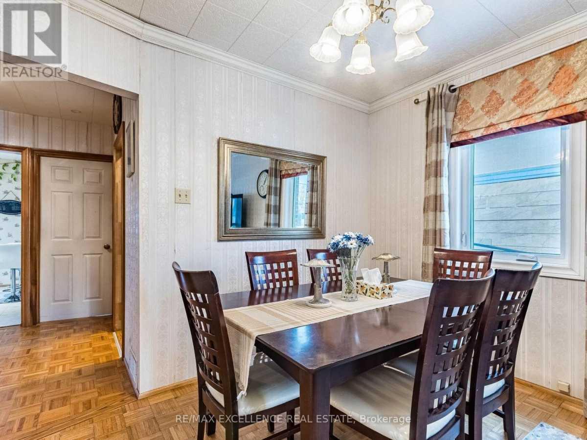 Mississauga L5E2H1 | 3+1 Bed 2 Bath | $3,800 Mississauga L5E2H1 | 3+1 Bed 2 Bath | $3,800