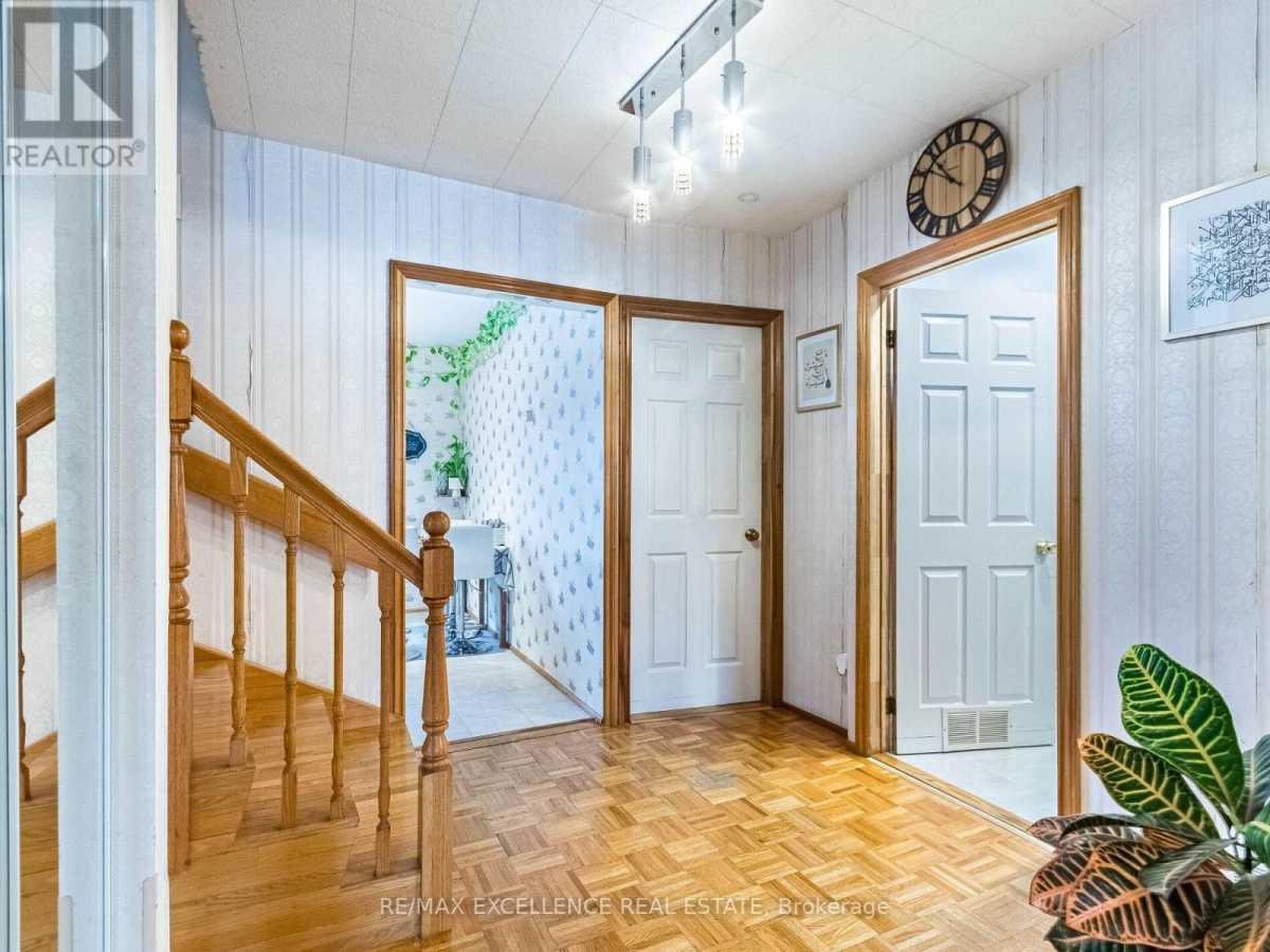 Mississauga L5E2H1 | 3+1 Bed 2 Bath | $3,800 Mississauga L5E2H1 | 3+1 Bed 2 Bath | $3,800