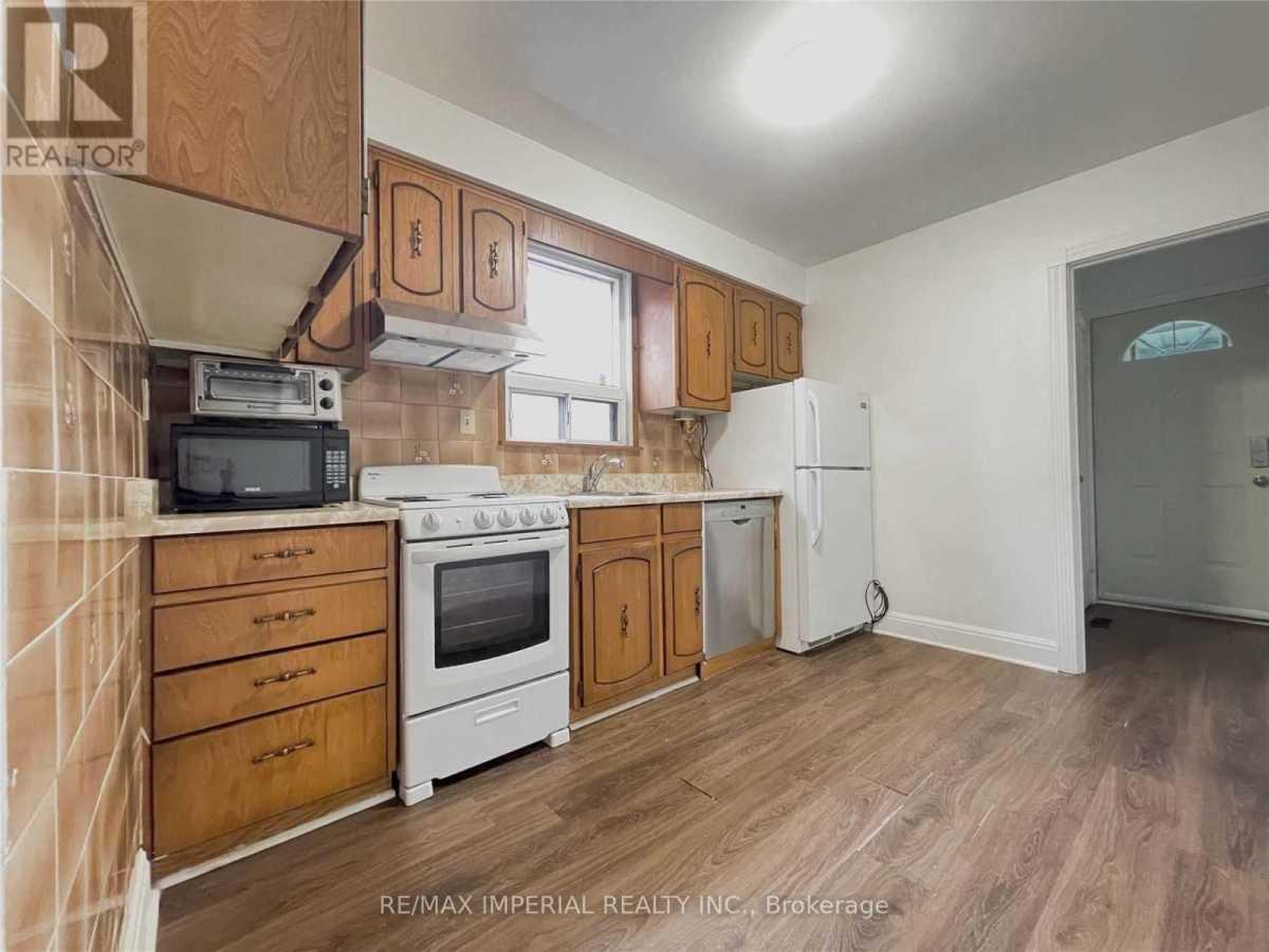 Toronto M8Z4V8 | 2+2 Bed 2 Bath | $3,500