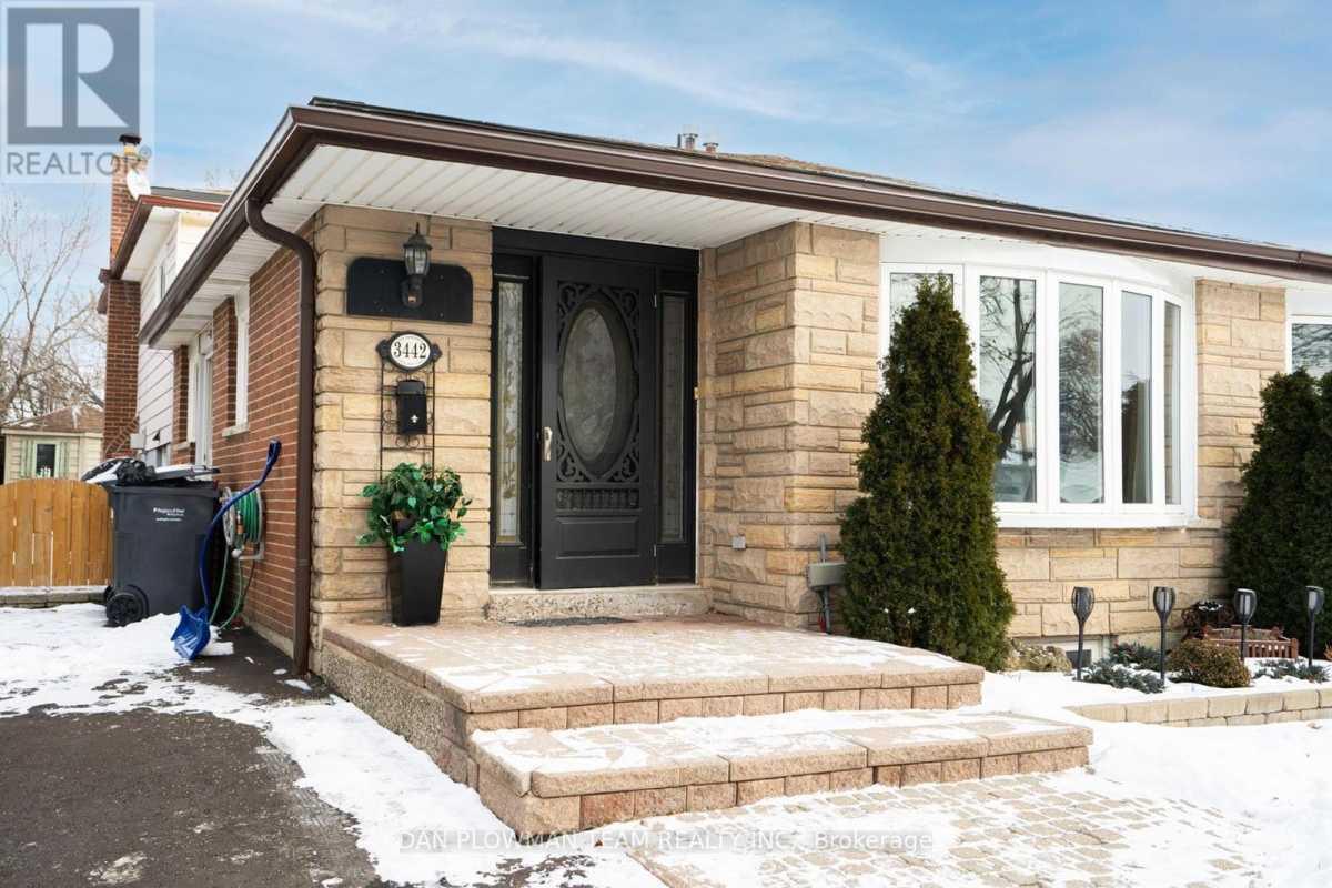 Mississauga L5C1X5 | 4 Bed 2 Bath | $795,000 Mississauga L5C1X5 | 4 Bed 2 Bath | $795,000
