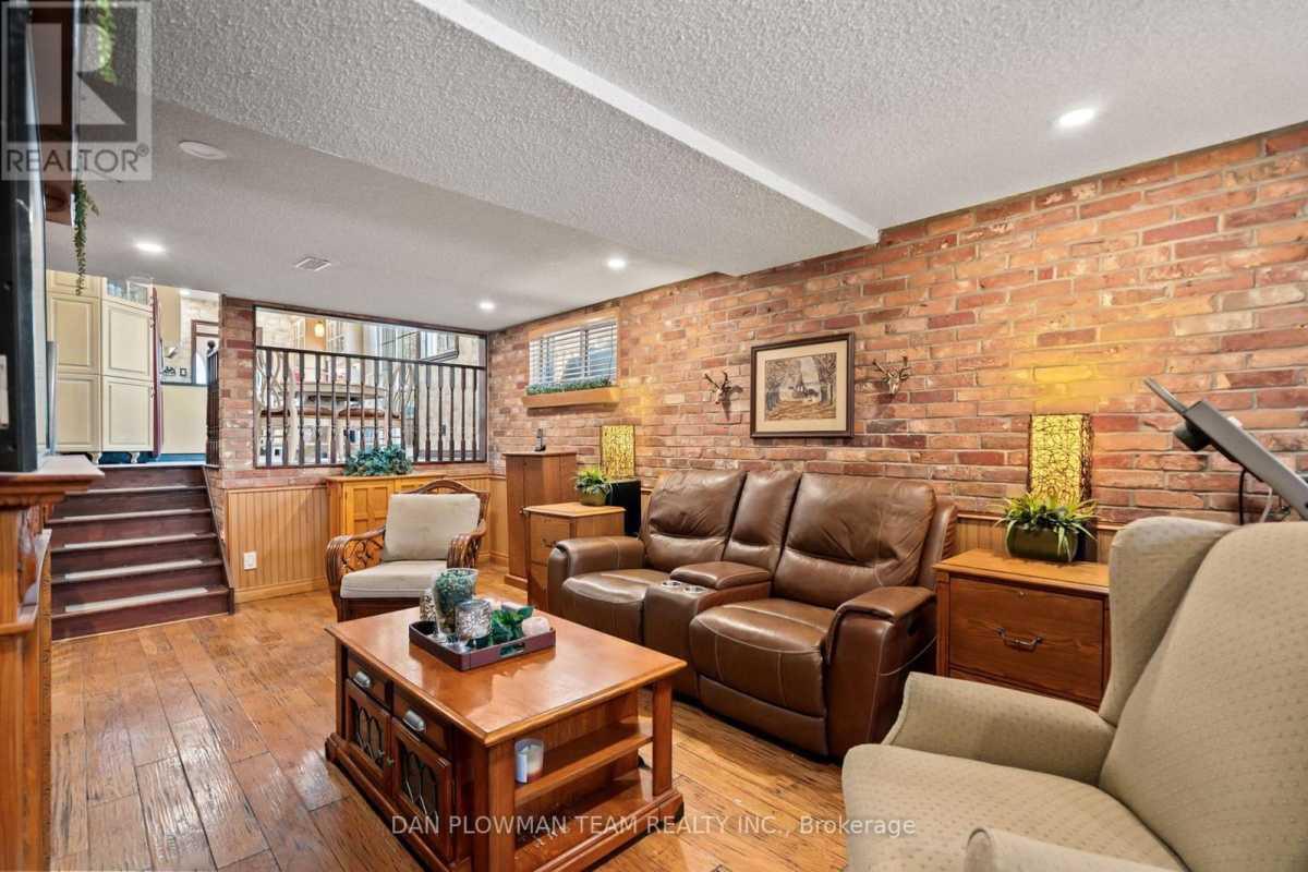 Mississauga L5C1X5 | 4 Bed 2 Bath | $795,000 Mississauga L5C1X5 | 4 Bed 2 Bath | $795,000