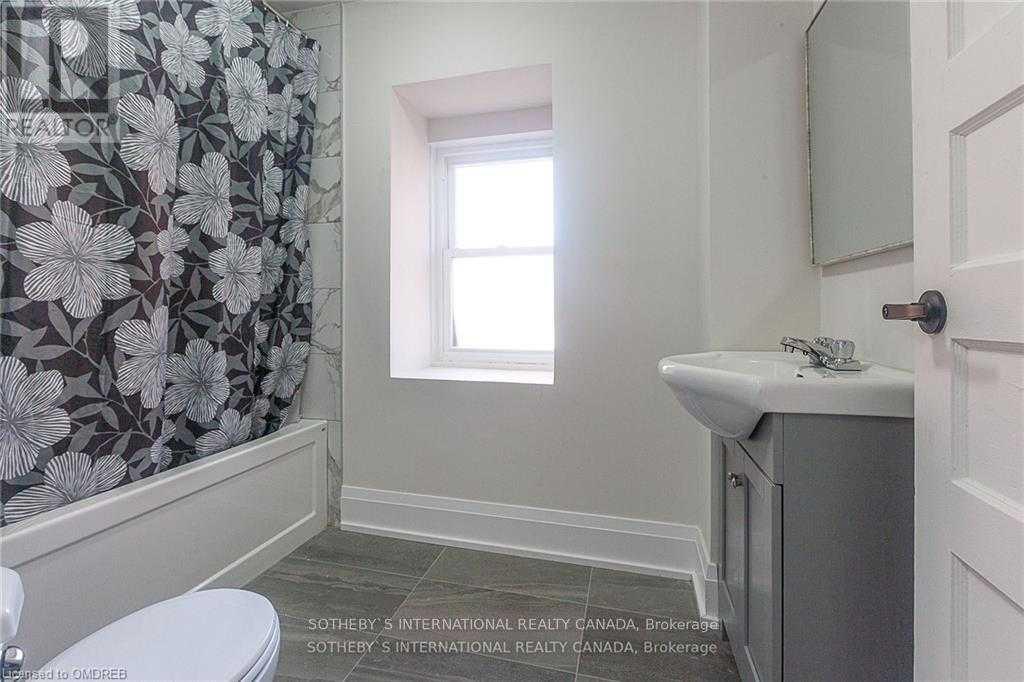 Mississauga L5J1L2 | 4 Bed 2 Bath | $3,450 Mississauga L5J1L2 | 4 Bed 2 Bath | $3,450