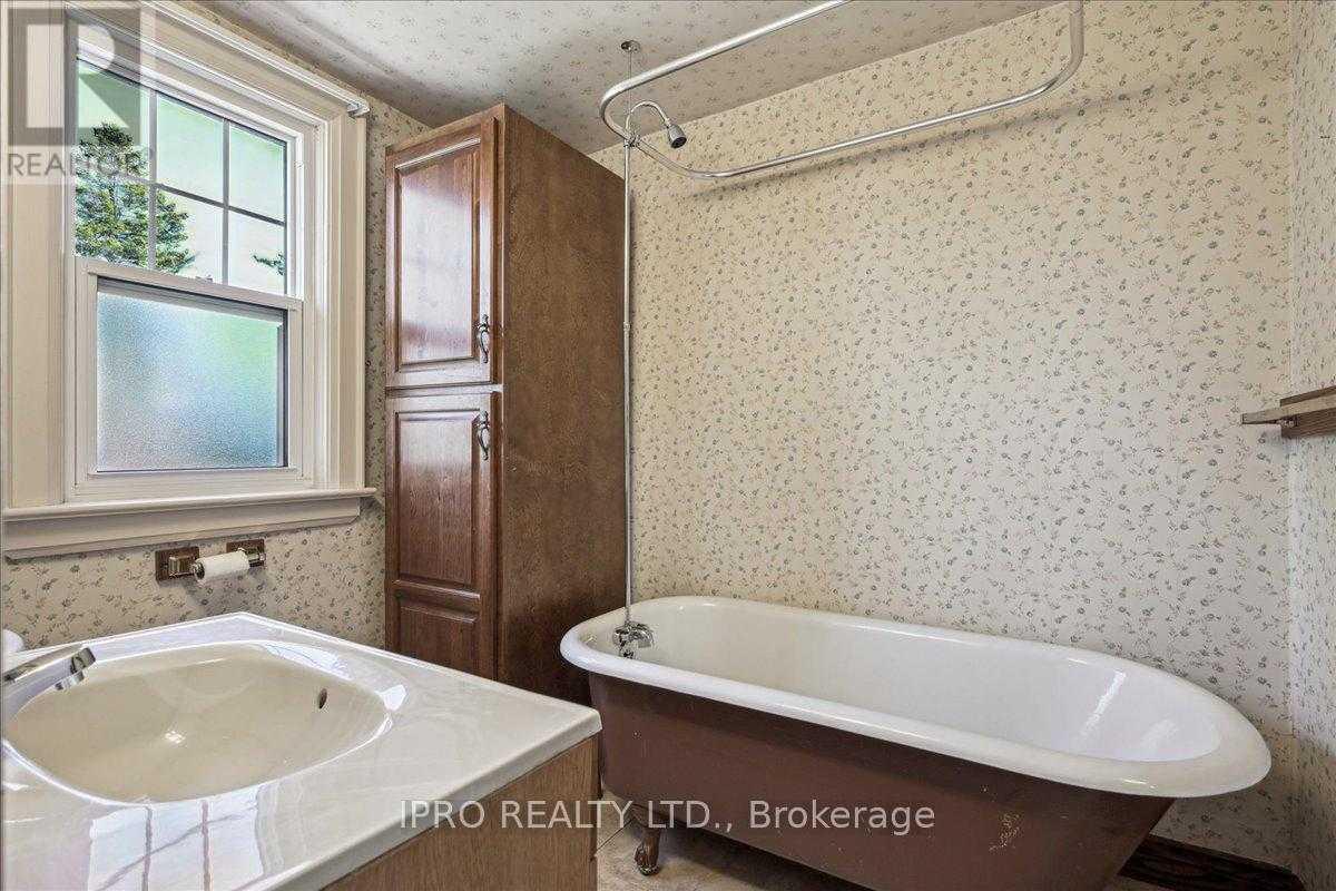 Mississauga L5H1K3 | 3 Bed 2 Bath | $3,200