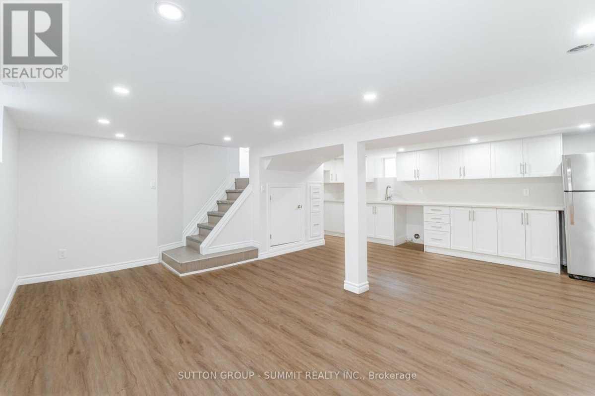 Mississauga L5G1S7 | 2 + 1 Bed 2 Bath | $3,600