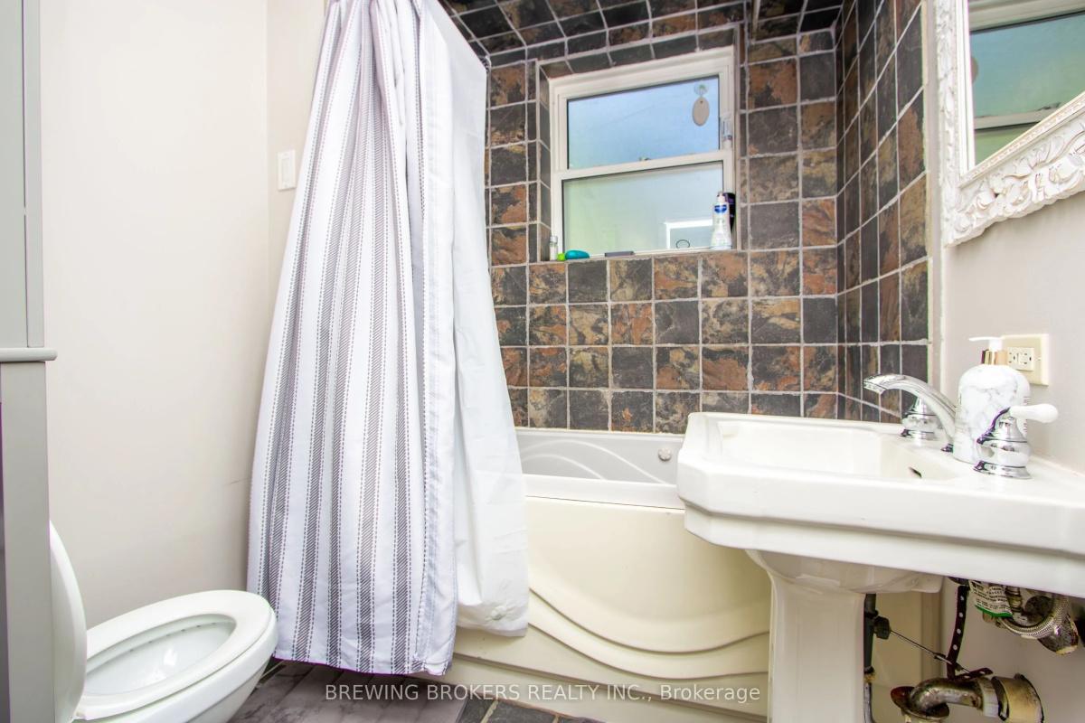 27 Pine Avenue S Mississauga | 3 Bed 1 Bath | $2,999