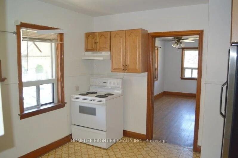 92 King Street W Mississauga | 3 Bed 2 Bath | $2,700