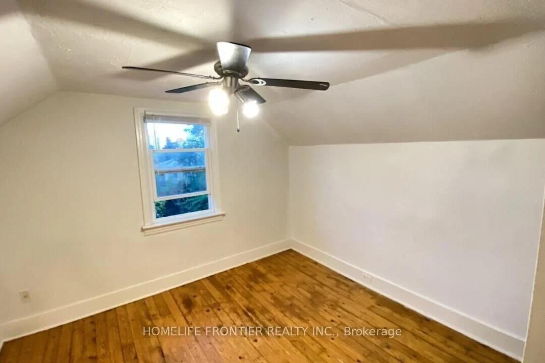 92 King Street W Mississauga | 3 Bed 2 Bath | $2,700