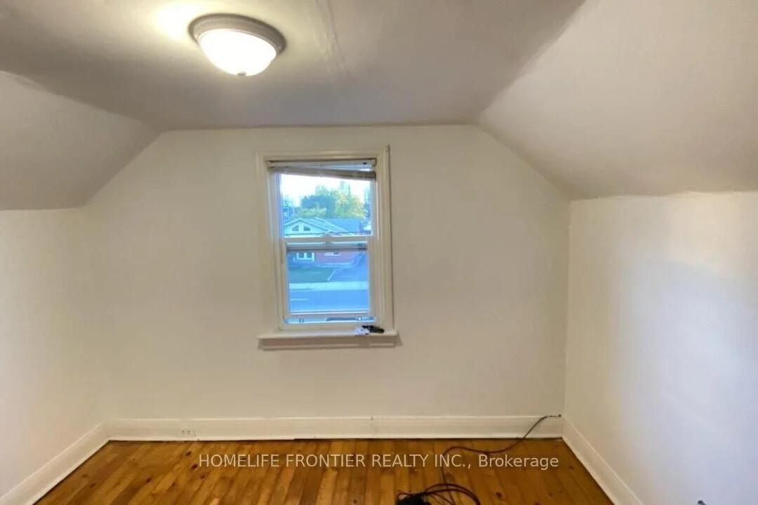 92 King Street W Mississauga | 3 Bed 2 Bath | $2,700