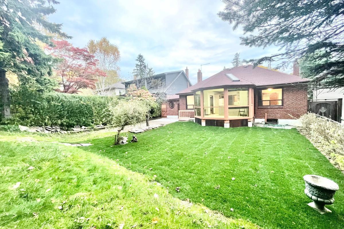 196 South Kingsway Toronto | 2+1 Bed 1 Bath | $3,500 196 South Kingsway Toronto | 2+1 Bed 1 Bath | $3,500