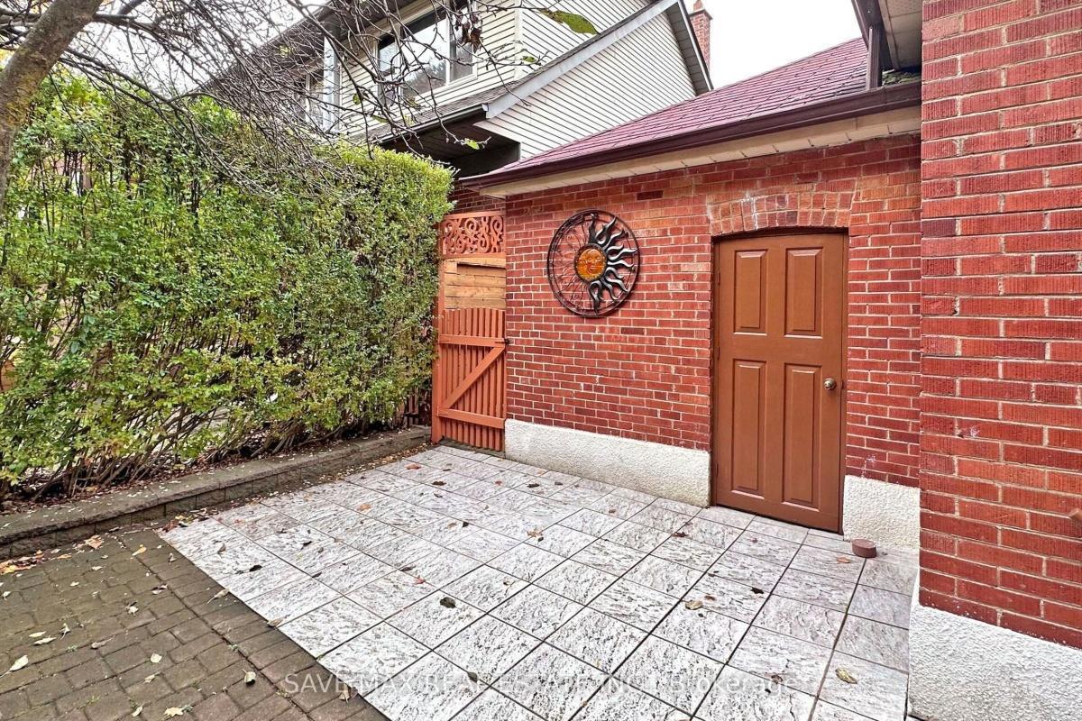 196 South Kingsway Toronto | 2+1 Bed 1 Bath | $3,500