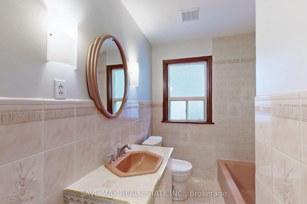 196 South Kingsway Toronto | 2+1 Bed 1 Bath | $3,500 196 South Kingsway Toronto | 2+1 Bed 1 Bath | $3,500