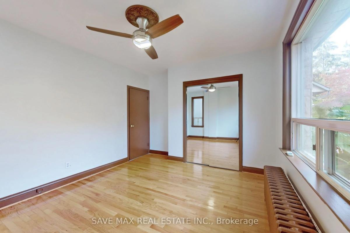 196 South Kingsway Toronto | 2+1 Bed 1 Bath | $3,500 196 South Kingsway Toronto | 2+1 Bed 1 Bath | $3,500