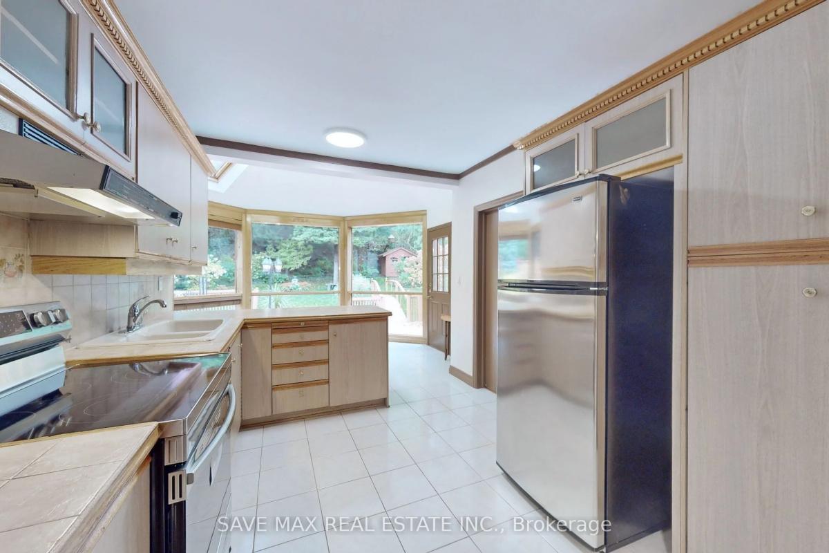 196 South Kingsway Toronto | 2+1 Bed 1 Bath | $3,500 196 South Kingsway Toronto | 2+1 Bed 1 Bath | $3,500