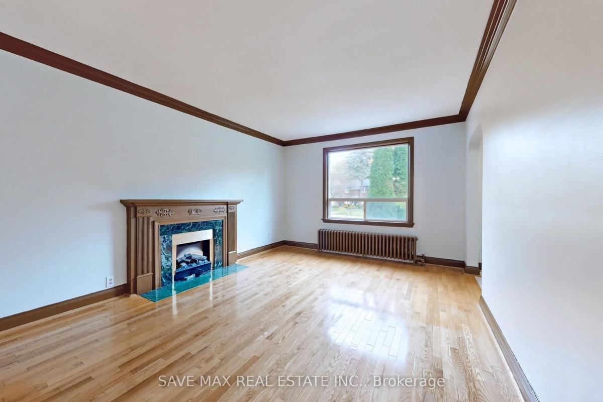 196 South Kingsway Toronto | 2+1 Bed 1 Bath | $3,500 196 South Kingsway Toronto | 2+1 Bed 1 Bath | $3,500