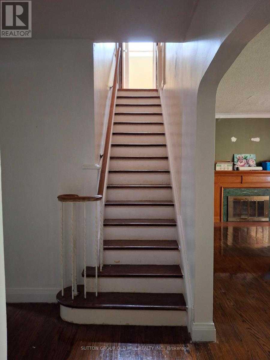 60 HARBORN ROAD Mississauga | 3 Bed 3 Bath | $3,500 60 HARBORN ROAD Mississauga | 3 Bed 3 Bath | $3,500