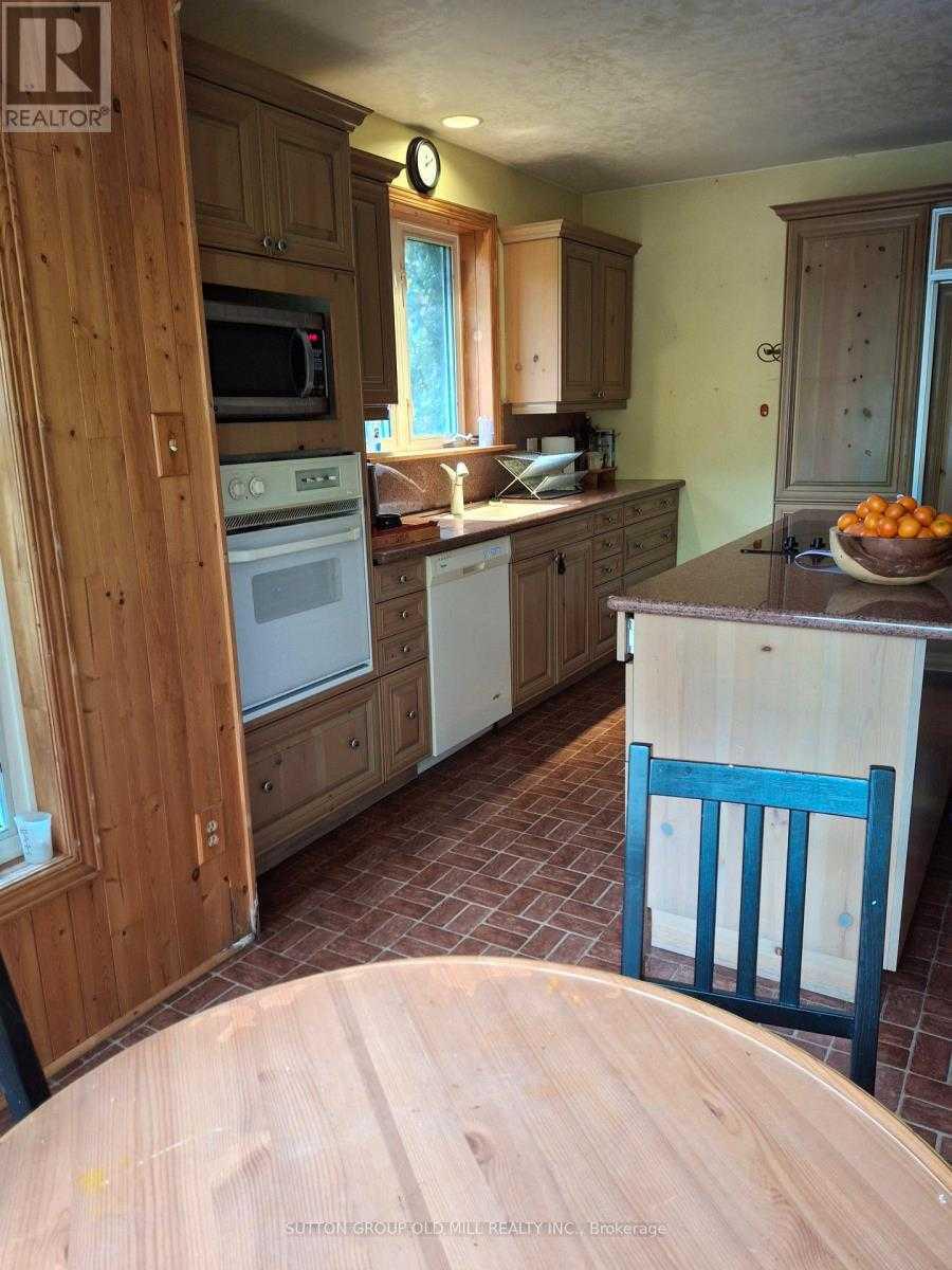 60 HARBORN ROAD Mississauga | 3 Bed 3 Bath | $3,500 60 HARBORN ROAD Mississauga | 3 Bed 3 Bath | $3,500