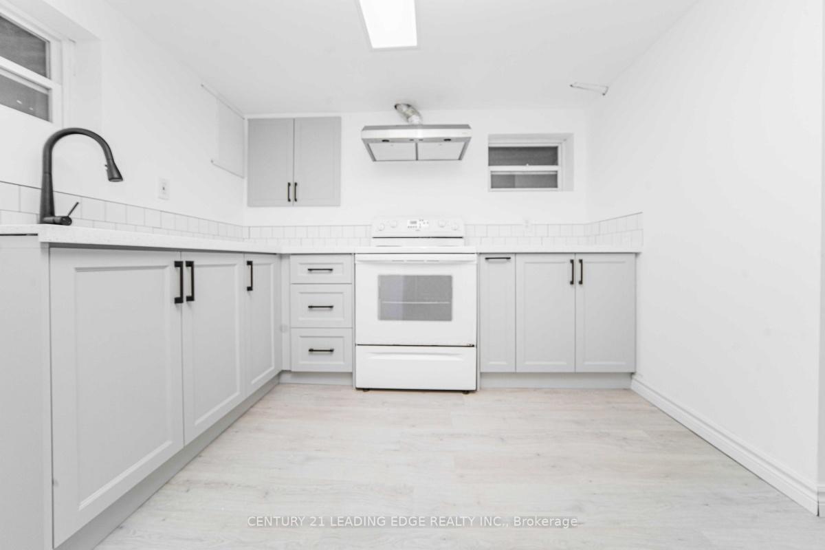 27 Hookwood Dr Toronto | 4+1 Bed 4 Bath | $1,099,000