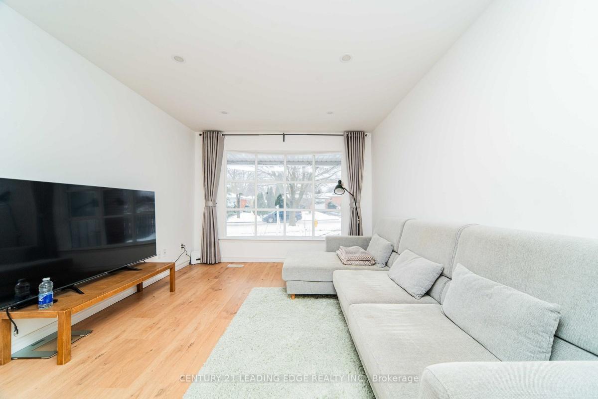 27 Hookwood Dr Toronto | 4+1 Bed 4 Bath | $1,099,000