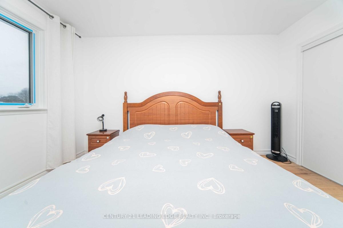 27 Hookwood Dr Toronto | 4+1 Bed 4 Bath | $1,099,000 27 Hookwood Dr Toronto | 4+1 Bed 4 Bath | $1,099,000