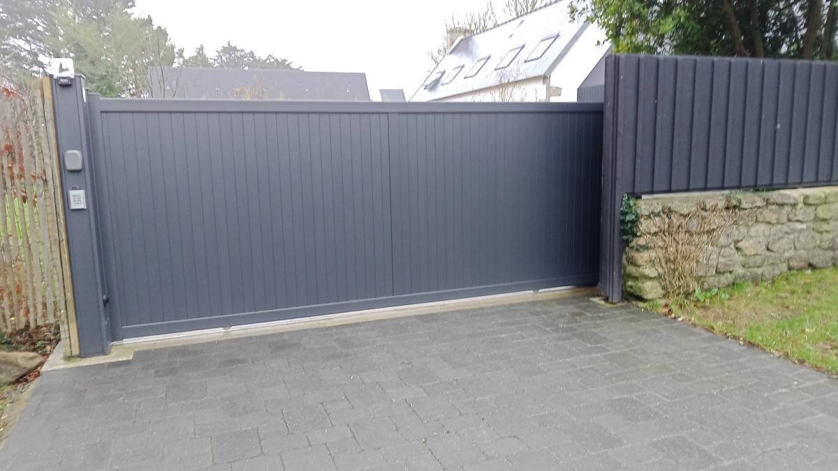 Portail Kostum avec Clôtures bois peint en Gris Anthracite Portail Kostum avec Clôtures bois peint en Gris Anthracite