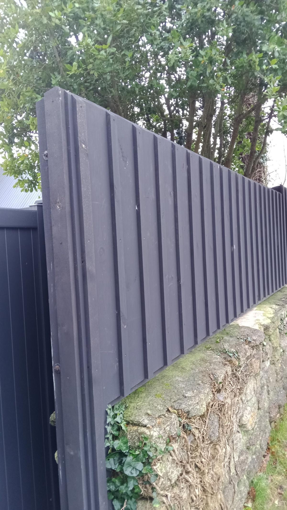 Portail Kostum avec Clôtures bois peint en Gris Anthracite Portail Kostum avec Clôtures bois peint en Gris Anthracite