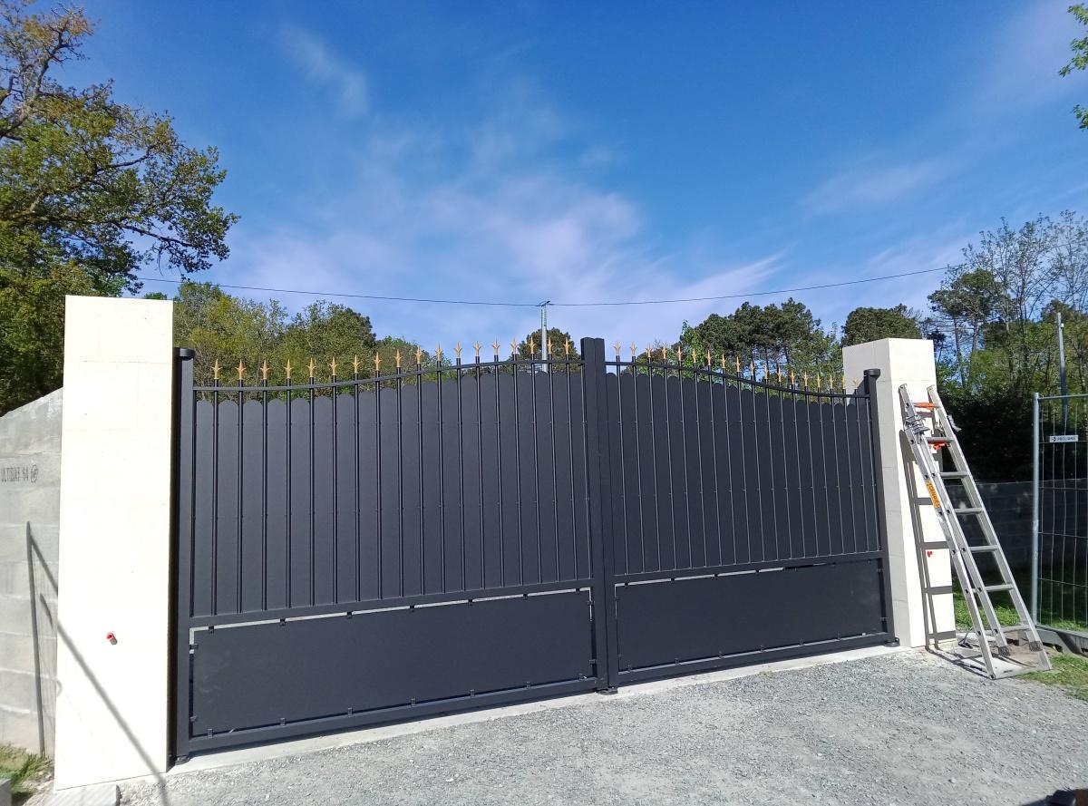Portail Battant Pont- Aven de Kostum – Élégance et Durabilité en Aluminium