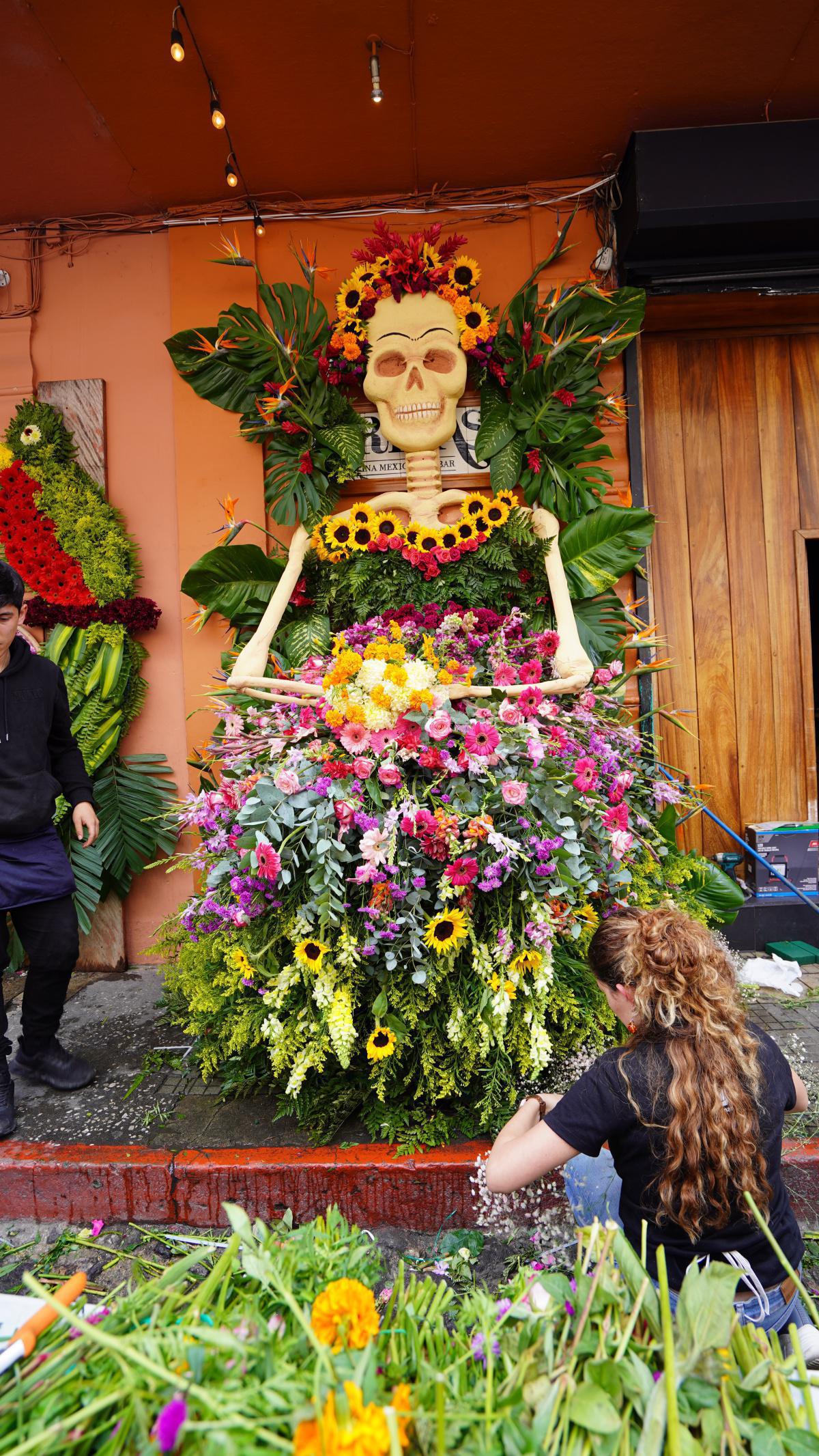  Los Follajes de TAK Se Lucen en el Festival de las Flores en Antigua