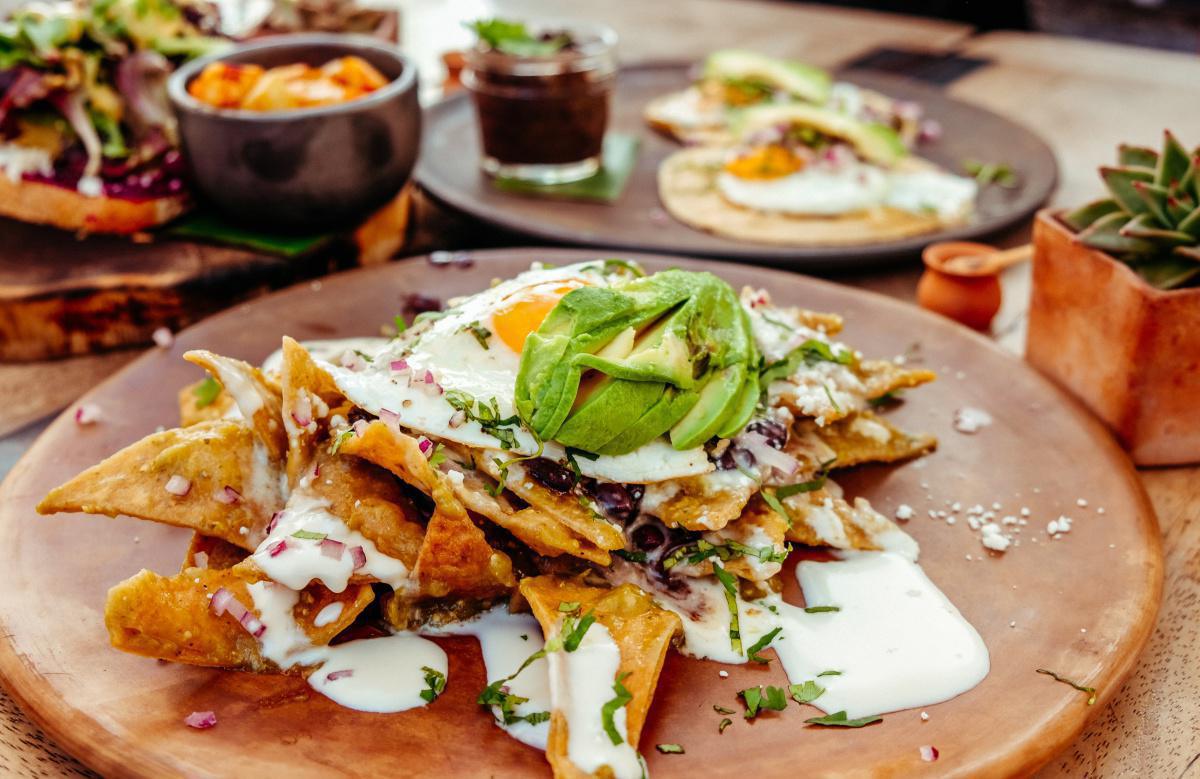 CHILAQUILES ROJOS CON COSTILLA DE RES