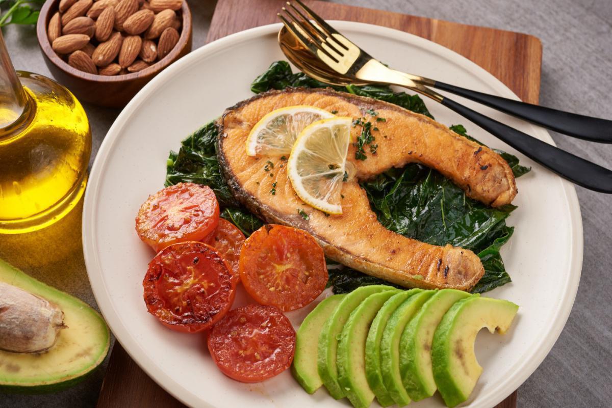 Salmón a la Parrilla con Espinacas y Aguacate