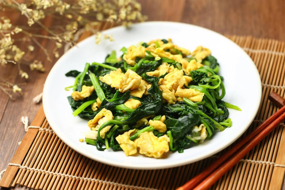 Huevos Revueltos con Espinacas y Aguacate